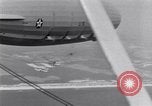 Immagine di US Navy piloti pratica allacciamento alla USS Akron in volo New Jersey United States USA, 1932, secondo 58 filmato di repertorio 65675031709
