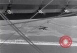 Immagine di US Navy piloti pratica allacciamento alla USS Akron in volo New Jersey United States USA, 1932, secondo 59 filmato di repertorio 65675031709