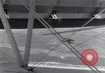 Immagine di US Navy piloti pratica allacciamento alla USS Akron in volo New Jersey United States USA, 1932, secondo 60 filmato di repertorio 65675031709