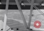 Immagine di US Navy piloti pratica allacciamento alla USS Akron in volo New Jersey United States USA, 1932, secondo 61 filmato di repertorio 65675031709