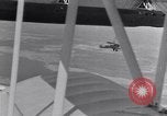 Immagine di US Navy piloti pratica allacciamento alla USS Akron in volo New Jersey United States USA, 1932, secondo 62 filmato di repertorio 65675031709