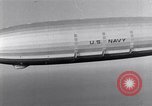 Image USS Akron avec plusieurs Consolidated N2Y-1 les avions en vol New Jersey United States USA, 1932, de la seconde 18 séquences d'archives historiques vidéo 65675031711