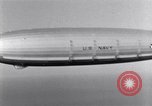 Image USS Akron avec plusieurs Consolidated N2Y-1 les avions en vol New Jersey United States USA, 1932, de la seconde 20 séquences d'archives historiques vidéo 65675031711