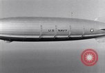 Image USS Akron avec plusieurs Consolidated N2Y-1 les avions en vol New Jersey United States USA, 1932, de la seconde 21 séquences d'archives historiques vidéo 65675031711