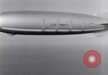 Image USS Akron avec plusieurs Consolidated N2Y-1 les avions en vol New Jersey United States USA, 1932, de la seconde 22 séquences d'archives historiques vidéo 65675031711