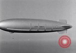 Image USS Akron avec plusieurs Consolidated N2Y-1 les avions en vol New Jersey United States USA, 1932, de la seconde 25 séquences d'archives historiques vidéo 65675031711