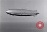 Image USS Akron avec plusieurs Consolidated N2Y-1 les avions en vol New Jersey United States USA, 1932, de la seconde 30 séquences d'archives historiques vidéo 65675031711