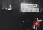 Immagine di Incendi a Londra dopo il tedesco blitz incursioni seconda guerra mondiale Londra Inghilterra Regno Unito, 1940, secondo 16 filmato di repertorio 65675031713