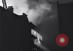 Immagine di Incendi a Londra dopo il tedesco blitz incursioni seconda guerra mondiale Londra Inghilterra Regno Unito, 1940, secondo 23 filmato di repertorio 65675031713