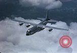 Standbild Lockheed C-130B Hercules United States USA, 1960, aus Sekunde 27 historischem Filmmaterial Videoclip 65675031738