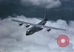 Standbild Lockheed C-130B Hercules United States USA, 1960, aus Sekunde 28 historischem Filmmaterial Videoclip 65675031738