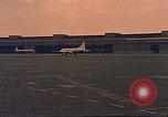 Standbild C-47 Skytrain Berlin Deutschland, 1959, aus Sekunde 54 historischem Filmmaterial Videoclip 65675031750
