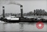 Image le trafic sur le Rhin Wiesbaden Allemagne, 1954, de la seconde 39 séquences d'archives historiques vidéo 65675031783