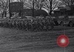 Standbild Amerikanische Soldaten in full Battle Gear United States USA, 1943, aus Sekunde 1 historischem Filmmaterial Videoclip 65675031860