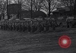 Standbild Amerikanische Soldaten in full Battle Gear United States USA, 1943, aus Sekunde 3 historischem Filmmaterial Videoclip 65675031860