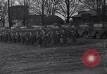 Standbild Amerikanische Soldaten in full Battle Gear United States USA, 1943, aus Sekunde 4 historischem Filmmaterial Videoclip 65675031860