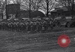 Standbild Amerikanische Soldaten in full Battle Gear United States USA, 1943, aus Sekunde 5 historischem Filmmaterial Videoclip 65675031860