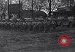 Standbild Amerikanische Soldaten in full Battle Gear United States USA, 1943, aus Sekunde 6 historischem Filmmaterial Videoclip 65675031860