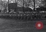 Standbild Amerikanische Soldaten in full Battle Gear United States USA, 1943, aus Sekunde 8 historischem Filmmaterial Videoclip 65675031860