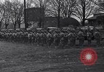Standbild Amerikanische Soldaten in full Battle Gear United States USA, 1943, aus Sekunde 9 historischem Filmmaterial Videoclip 65675031860