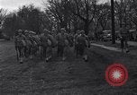 Standbild Amerikanische Soldaten in full Battle Gear United States USA, 1943, aus Sekunde 10 historischem Filmmaterial Videoclip 65675031860