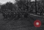 Standbild Amerikanische Soldaten in full Battle Gear United States USA, 1943, aus Sekunde 11 historischem Filmmaterial Videoclip 65675031860