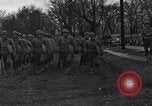 Standbild Amerikanische Soldaten in full Battle Gear United States USA, 1943, aus Sekunde 12 historischem Filmmaterial Videoclip 65675031860