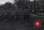 Standbild Amerikanische Soldaten in full Battle Gear United States USA, 1943, aus Sekunde 13 historischem Filmmaterial Videoclip 65675031860