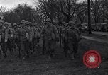Standbild Amerikanische Soldaten in full Battle Gear United States USA, 1943, aus Sekunde 14 historischem Filmmaterial Videoclip 65675031860
