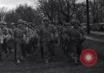 Standbild Amerikanische Soldaten in full Battle Gear United States USA, 1943, aus Sekunde 15 historischem Filmmaterial Videoclip 65675031860