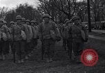 Standbild Amerikanische Soldaten in full Battle Gear United States USA, 1943, aus Sekunde 16 historischem Filmmaterial Videoclip 65675031860