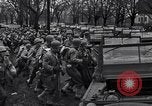Standbild Amerikanische Soldaten in full Battle Gear United States USA, 1943, aus Sekunde 17 historischem Filmmaterial Videoclip 65675031860