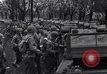Standbild Amerikanische Soldaten in full Battle Gear United States USA, 1943, aus Sekunde 19 historischem Filmmaterial Videoclip 65675031860
