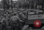 Standbild Amerikanische Soldaten in full Battle Gear United States USA, 1943, aus Sekunde 20 historischem Filmmaterial Videoclip 65675031860