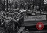 Standbild Amerikanische Soldaten in full Battle Gear United States USA, 1943, aus Sekunde 23 historischem Filmmaterial Videoclip 65675031860