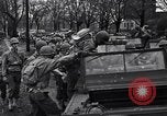 Standbild Amerikanische Soldaten in full Battle Gear United States USA, 1943, aus Sekunde 24 historischem Filmmaterial Videoclip 65675031860