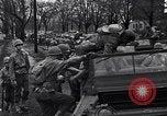 Standbild Amerikanische Soldaten in full Battle Gear United States USA, 1943, aus Sekunde 25 historischem Filmmaterial Videoclip 65675031860