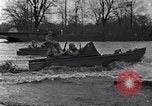 Standbild Amerikanische Soldaten in full Battle Gear United States USA, 1943, aus Sekunde 42 historischem Filmmaterial Videoclip 65675031860