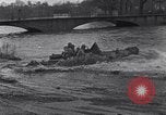 Standbild Amerikanische Soldaten in full Battle Gear United States USA, 1943, aus Sekunde 53 historischem Filmmaterial Videoclip 65675031860