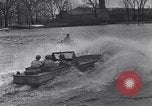 Standbild Amerikanische Soldaten in full Battle Gear United States USA, 1943, aus Sekunde 58 historischem Filmmaterial Videoclip 65675031860