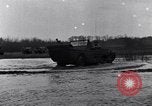Standbild Wachsoldaten auf einer Brücke United States USA, 1943, aus Sekunde 4 historischem Filmmaterial Videoclip 65675031862