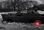 Standbild Wachsoldaten auf einer Brücke United States USA, 1943, aus Sekunde 11 historischem Filmmaterial Videoclip 65675031862
