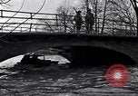Standbild Wachsoldaten auf einer Brücke United States USA, 1943, aus Sekunde 12 historischem Filmmaterial Videoclip 65675031862