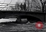 Standbild Wachsoldaten auf einer Brücke United States USA, 1943, aus Sekunde 14 historischem Filmmaterial Videoclip 65675031862