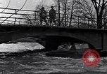 Standbild Wachsoldaten auf einer Brücke United States USA, 1943, aus Sekunde 15 historischem Filmmaterial Videoclip 65675031862
