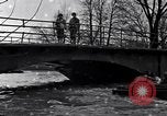 Standbild Wachsoldaten auf einer Brücke United States USA, 1943, aus Sekunde 16 historischem Filmmaterial Videoclip 65675031862