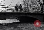Standbild Wachsoldaten auf einer Brücke United States USA, 1943, aus Sekunde 17 historischem Filmmaterial Videoclip 65675031862