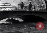 Standbild Wachsoldaten auf einer Brücke United States USA, 1943, aus Sekunde 18 historischem Filmmaterial Videoclip 65675031862