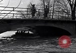 Standbild Wachsoldaten auf einer Brücke United States USA, 1943, aus Sekunde 19 historischem Filmmaterial Videoclip 65675031862
