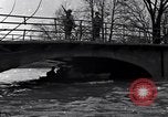 Standbild Wachsoldaten auf einer Brücke United States USA, 1943, aus Sekunde 20 historischem Filmmaterial Videoclip 65675031862